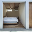 すべての部屋につながる明るい大きな廊下がある家（おおたかの森の住宅）の写真 寝室