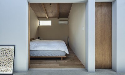 すべての部屋につながる明るい大きな廊下がある家（おおたかの森の住宅） (寝室)