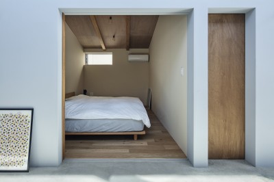 寝室 (すべての部屋につながる明るい大きな廊下がある家（おおたかの森の住宅）)