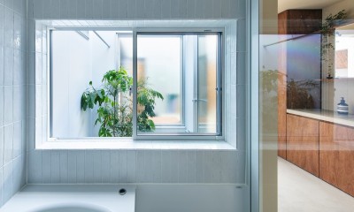 すべての部屋につながる明るい大きな廊下がある家（おおたかの森の住宅） (洗面1)