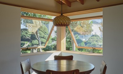 「私の巣」山小屋のような平屋 (ダイニングの大きな木の窓)