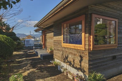 東南側外観 (「私の巣」山小屋のような平屋)