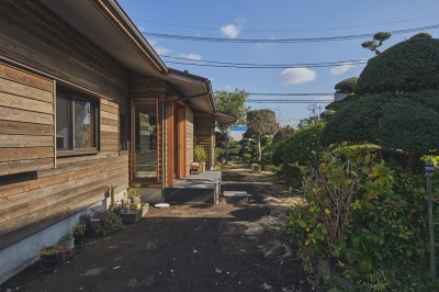 西からの南側外観 (「私の巣」山小屋のような平屋)