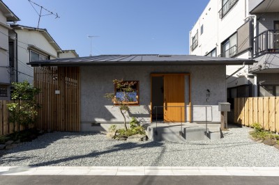 建物全景 (人と猫と本の家)