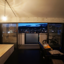 勾配天井の家　-いえづくりワークショップとDIY施工の参加型リノベ--夜景