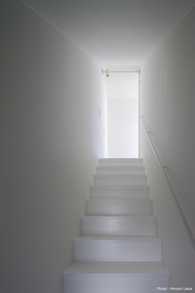 子世帯リビングへの階段 (ハコノオウチ05　ルーフバルコニーのある二世帯住宅)