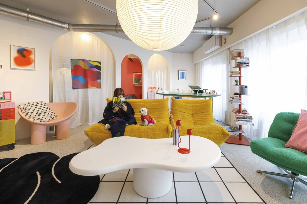 ヨーロッパや韓国のカラフルな家具が主役！唯一無二の個性派インテリア