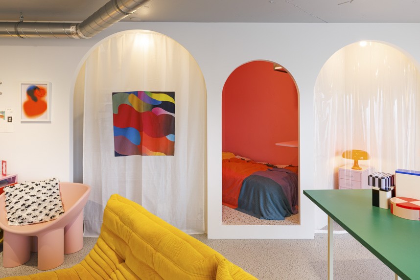 ヨーロッパや韓国のカラフルな家具が主役！唯一無二の個性派インテリア