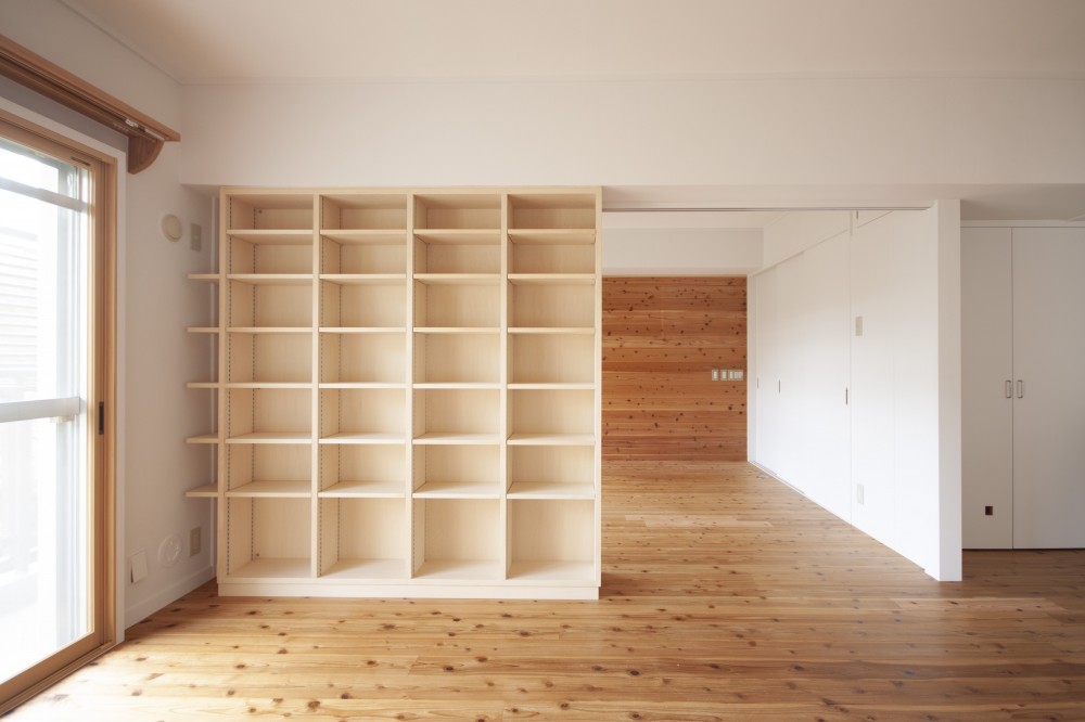 東大路高野住宅 本棚で仕切る家｜広すぎるリビングを本棚によって緩やかに仕切る - マンションリノベーション事例｜SUVACO(スバコ)