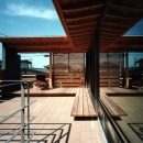 【杉並の家】　木の軸組、縁側空間。日本の住文化を立体展開の写真 テラス
