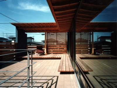 テラス (【杉並の家】　木の軸組、縁側空間。日本の住文化を立体展開)