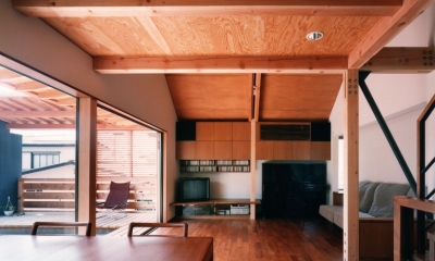 【杉並の家】　木の軸組、縁側空間。日本の住文化を立体展開 (リビングダイニング)