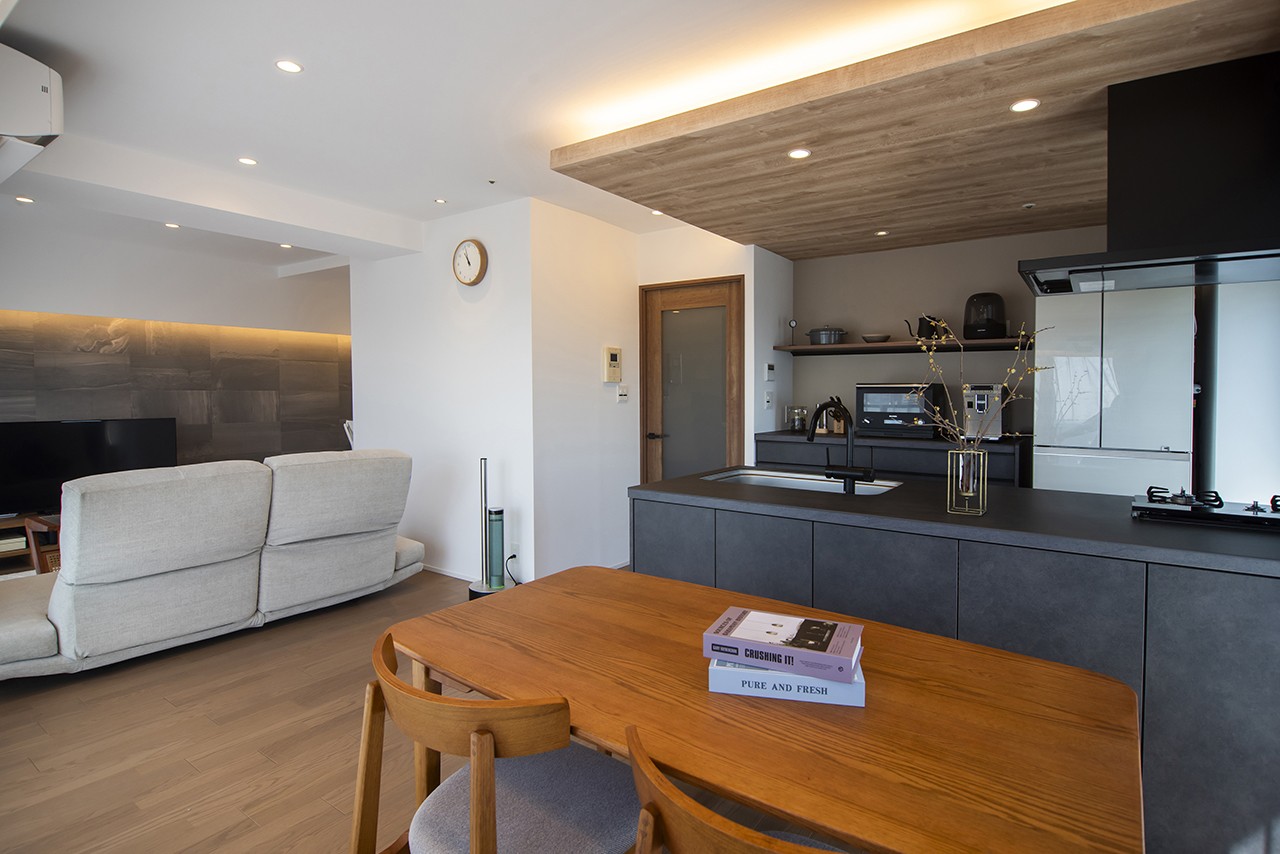 リビングダイニングキッチン(WOOD×GRAYで叶えた心地よい住まい