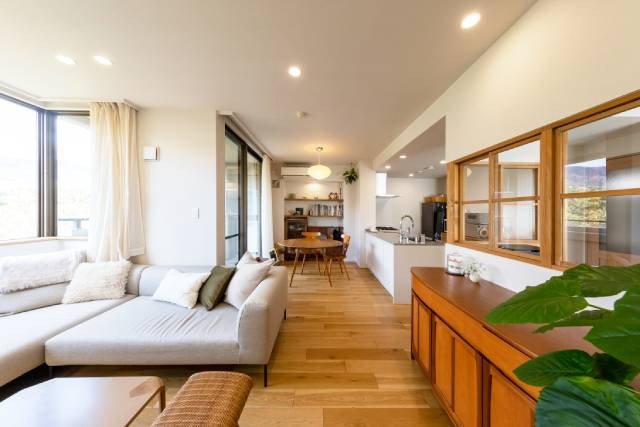 内窓が印象的な書斎とLDKがつながる住まい - マンションリノベーション