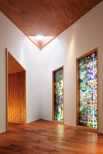 彩りのある光が美しい！ステンドグラスで飾る素敵な家事例集｜SUVACO
