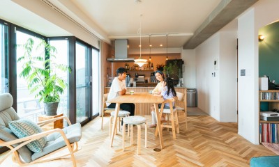 新しいレトロな家の装飾のリビングルームの装飾 扉も壁も、ニュアンスカラーで自由に遊ぶ。【神奈川県川崎市