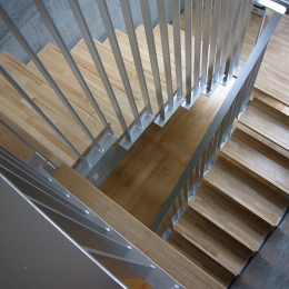 ギャラリーのある二世帯住宅 (階段)