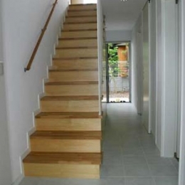 階段 (借景を取り込む家)
