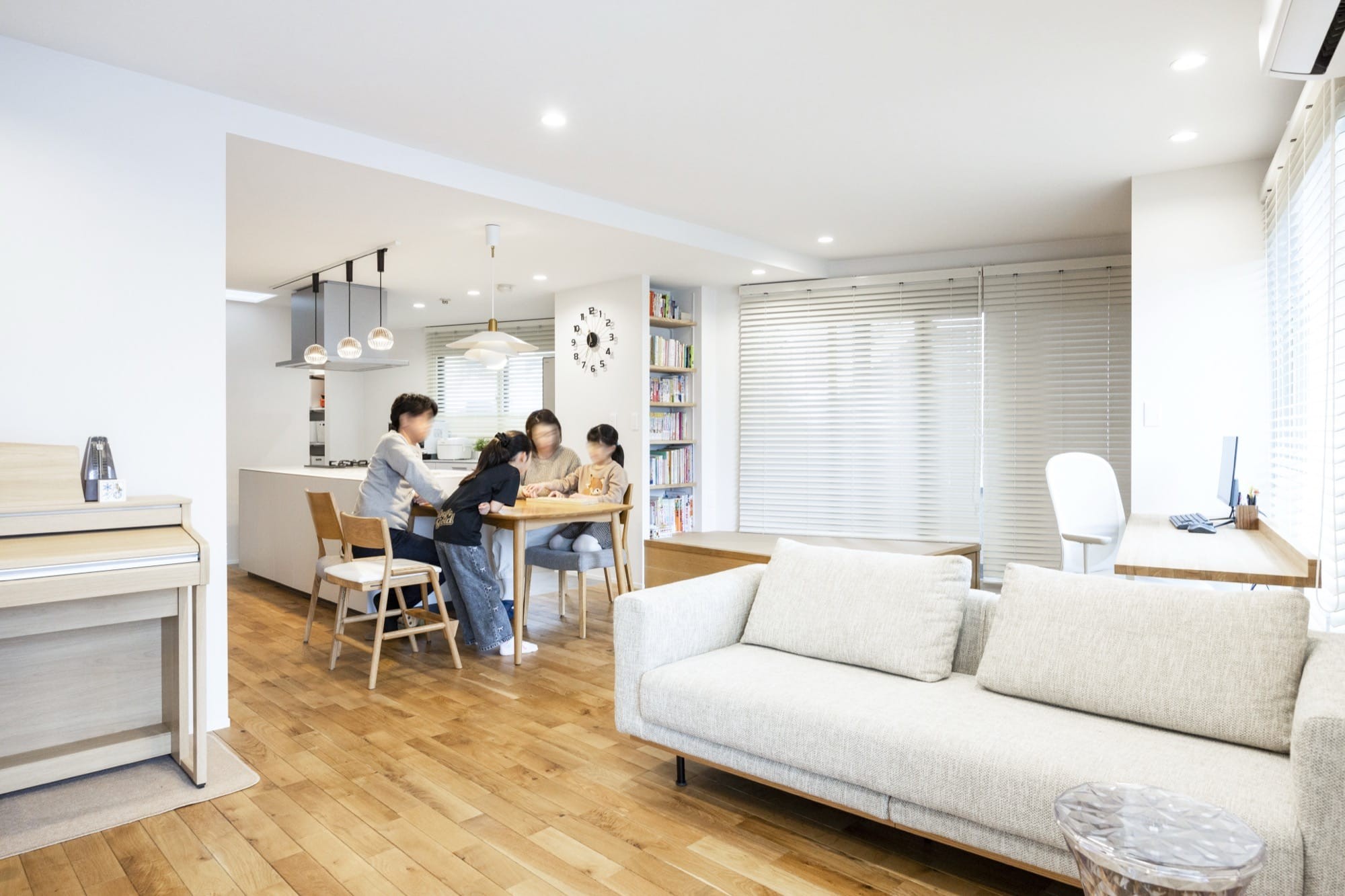 家族が集い、くつろぐリビング - マンションリノベーション事例|SUVACO(スバコ)