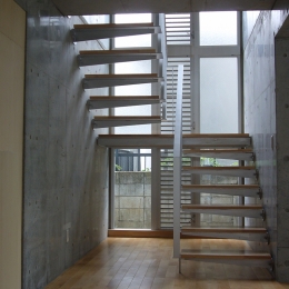 玄関ホール・階段 (ギャラリーのある二世帯住宅)