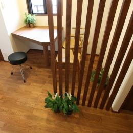 縦格子の間仕切で隠すキッチン 対面キッチンでオープンにするのは ちょっと抵抗がある方に 格子を使って ちょっと目隠し 気配がわかるくらいの仕切りを施しました 縦格子間仕切のある家 キッチン事例 Suvaco スバコ