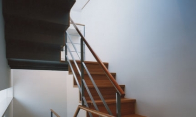 コーナーガーデンの家 (階段)