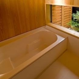 ANA   nHOUSE －ガレージで囲われた中庭のある平屋－-浴室