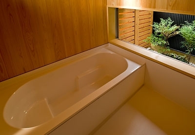 浴室 (ANA   nHOUSE －ガレージで囲われた中庭のある平屋－)