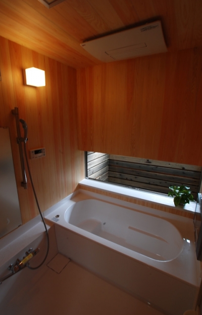 浴室 (三山の家　－コンパクトで高密度の空間を実現－)