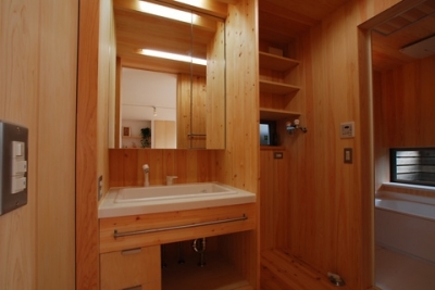 洗面脱衣室 (三山の家　－コンパクトで高密度の空間を実現－)