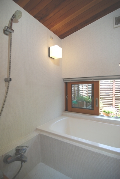 小さくても浴室には窓が欲しい (小さな家～緑の中で暮らす木のｱﾄﾘｴ付住宅～)