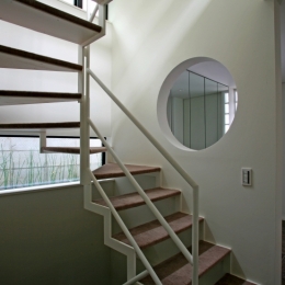 ひかりを組み込む家 (階段から地窓)