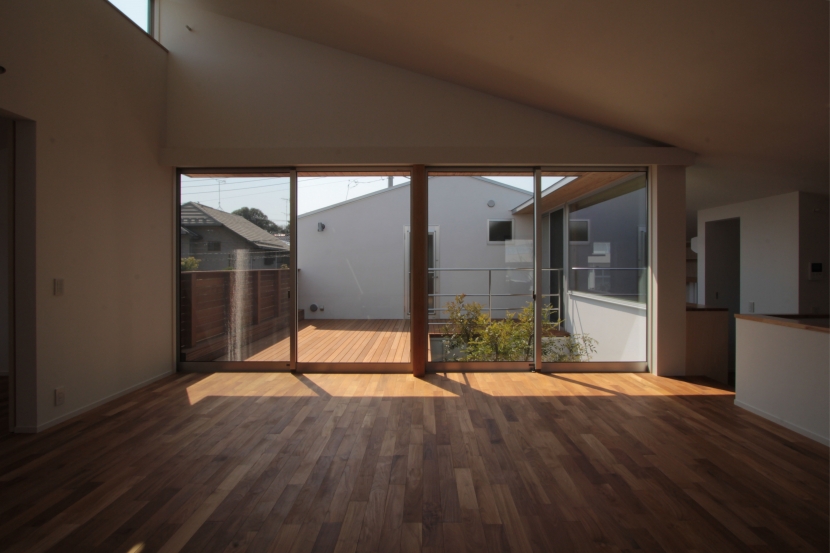 遠藤誠「入間町Ａ邸－中庭とデッキテラスを中心に配した二世帯住宅－」