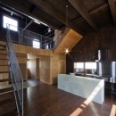 大阪府堺市 I 邸〜経年変化を感じる家づくり .木造２階建てスキップフロアの写真 キッチン