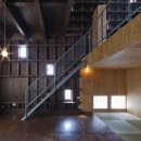 大阪府堺市 I 邸〜経年変化を感じる家づくり .木造２階建てスキップフロアの写真 リビングダイニング