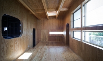 大阪府堺市 I 邸〜経年変化を感じる家づくり .木造２階建てスキップフロア (上２階のスペース)