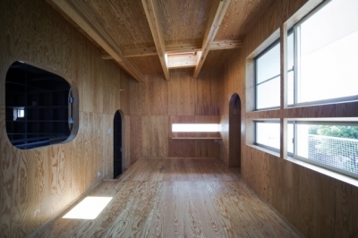 上２階のスペース (大阪府堺市 I 邸〜経年変化を感じる家づくり .木造２階建てスキップフロア)