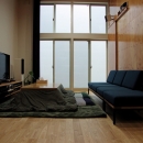 大阪市旭区F邸〜やさしい自然光で暮らたい . ２つのテラスのある都市型住宅の写真 リビング