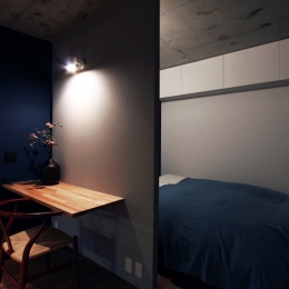 混在する色と素材と空間をつなぐ青い大黒柱-ベッドルーム