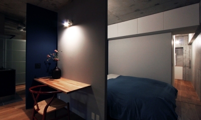 ベッドルーム｜混在する色と素材と空間をつなぐ青い大黒柱