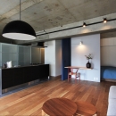 混在する色と素材と空間をつなぐ青い大黒柱の写真 キッチン