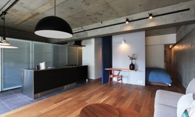 キッチン｜混在する色と素材と空間をつなぐ青い大黒柱
