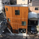 大阪市西区千代崎N邸〜角地８坪狭小敷地に建つ外壁板張りの木造２階建てスキップフロア 新築住宅の写真 外観