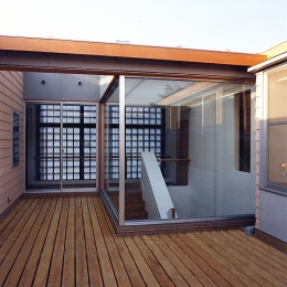 2階ウッドデッキと壁がガラスの階段室です シースルー階段のある家 その他事例 Suvaco スバコ