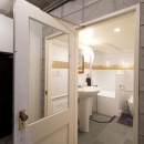 LDKをできるだけ広く。その分寝室は最小限の広さにの写真 バストイレ入口