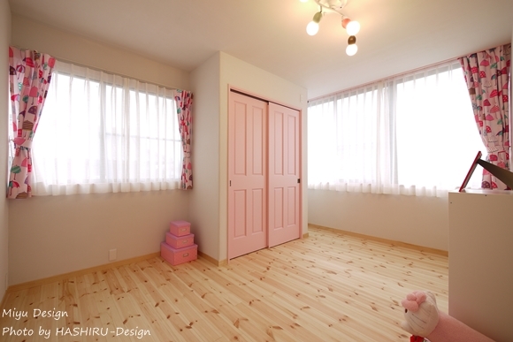 ベビーピンクの女の子部屋 フレンチナチュラルスタイルの家 子供部屋事例 Suvaco スバコ