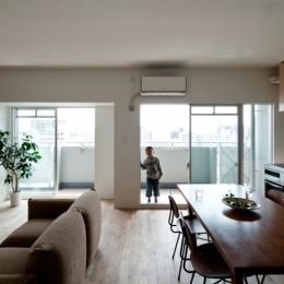 引き算の家｜シンプル・ナチュラルなマンションリノベーション｜京都市-既存の間仕切り・天井を撤去した大きなLDK。