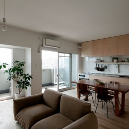 引き算の家｜シンプル・ナチュラルなマンションリノベーション｜京都市-既存の間仕切り・天井を撤去した大きなLDK。