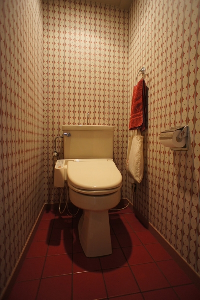 トイレ (『SAKU』 ― カラー・リノベーション)