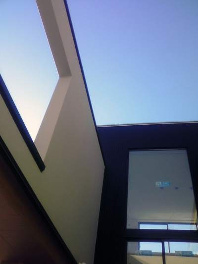 中庭から見上げた空 (ハーフコートハウス／Okiさんの家)